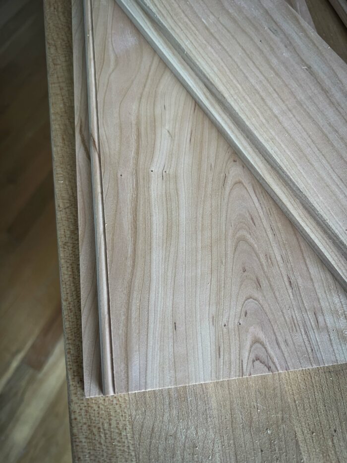 Rabbeted bottom boards for a Shaker tray